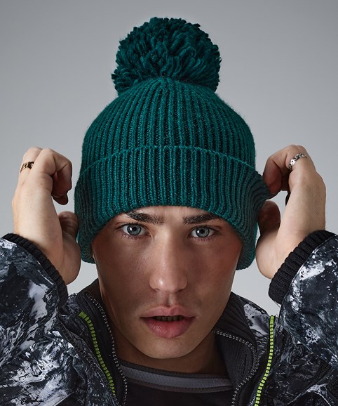 Bonnet à pompon en maille côtelée à pinces invisibles