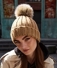 Bonnet à larges mailles et à pompon en fourrure
